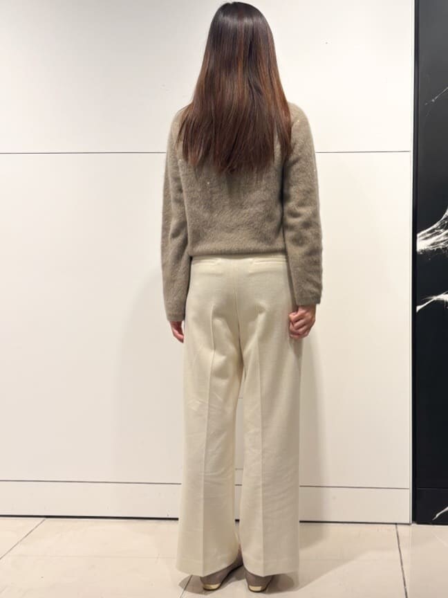 ベージュ系のニット/セーター、ホワイト系のその他パンツ、ベージュ系のショルダーバッグを着用したレディースの冬コーディネートの3枚目の写真