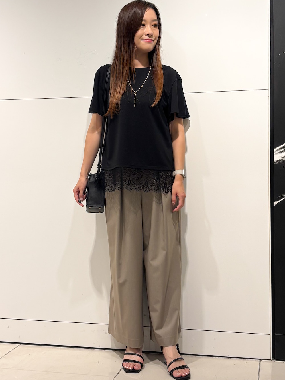 ブラック系のTシャツ/カットソー、ベージュ系のその他パンツ、ブラック系のショルダーバッグを着用したレディースの夏コーディネートの4枚目の写真