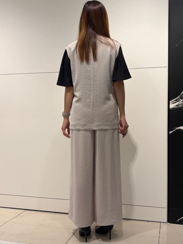 ベージュ系のベスト、ブラック系のシャツ/ブラウス、ベージュ系のその他パンツを着用したレディースの秋コーディネートの3枚目の写真