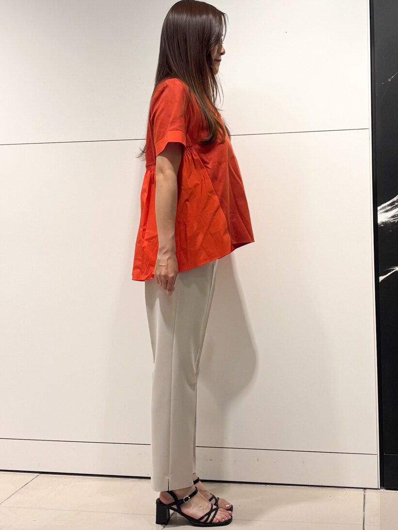 レッド系のTシャツ/カットソー、ベージュ系のその他パンツ、イエロー系のトートバッグを着用したレディースの夏コーディネートの2枚目の写真