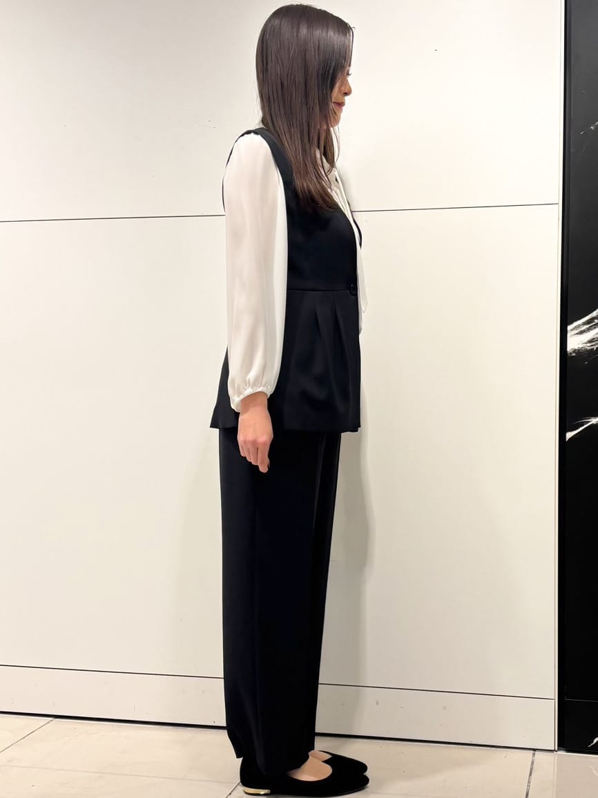 ホワイト系のシャツ/ブラウス、ブラック系のベスト、ブラック系のその他パンツを着用したレディースの冬コーディネートの2枚目の写真