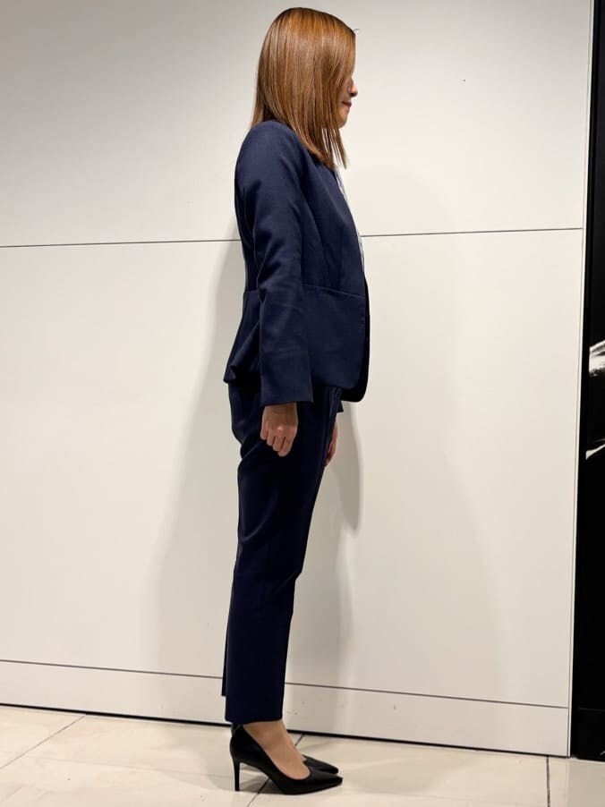 ブルー系のテーラードジャケット、ブルー系のその他パンツ、ブルー系のシャツ/ブラウスを着用したレディースの冬コーディネートの2枚目の写真