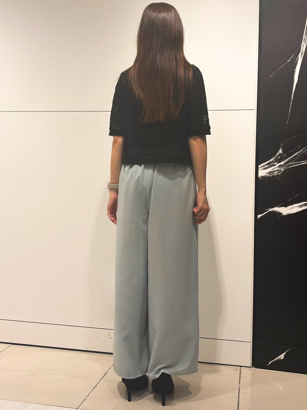 ブラック系のカーディガン/ボレロ、ブラック系のタンクトップ、ブルー系のその他パンツを着用したレディースの春コーディネートの3枚目の写真