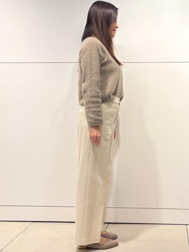 ベージュ系のニット/セーター、ホワイト系のその他パンツ、ベージュ系のショルダーバッグを着用したレディースの冬コーディネートの2枚目の写真