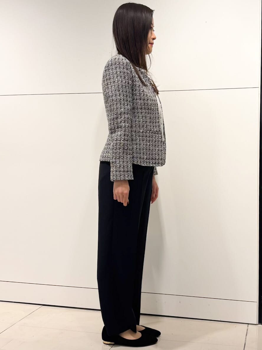 ホワイト系のシャツ/ブラウス、ブラック系のノーカラージャケット、ブラック系のその他パンツを着用したレディースの冬コーディネートの2枚目の写真