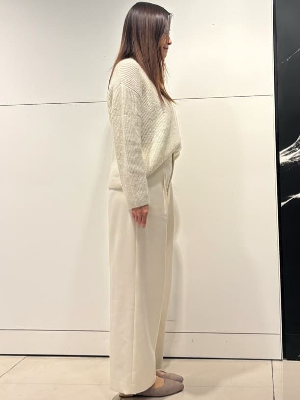ホワイト系のニット/セーター、ホワイト系のその他パンツ、ブラウン系のダウンジャケット/コートを着用したレディースの冬コーディネートの5枚目の写真