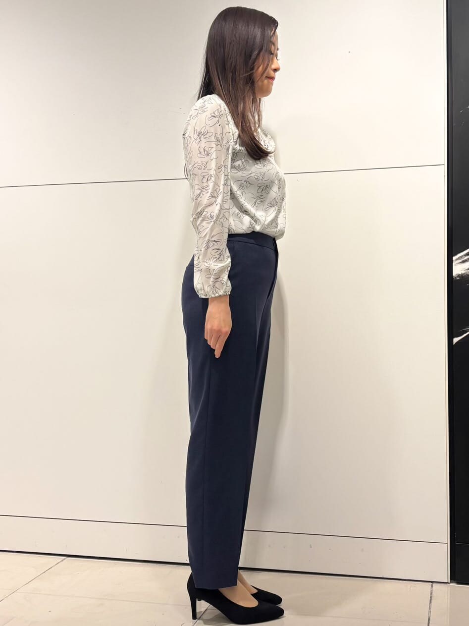 ホワイト系のシャツ/ブラウス、ブルー系のノーカラージャケット、ブルー系のその他パンツを着用したレディースの冬コーディネートの7枚目の写真