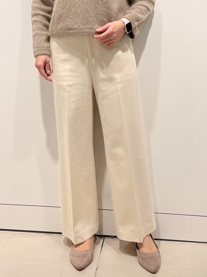 ベージュ系のニット/セーター、ホワイト系のその他パンツ、ベージュ系のショルダーバッグを着用したレディースの冬コーディネートの6枚目の写真
