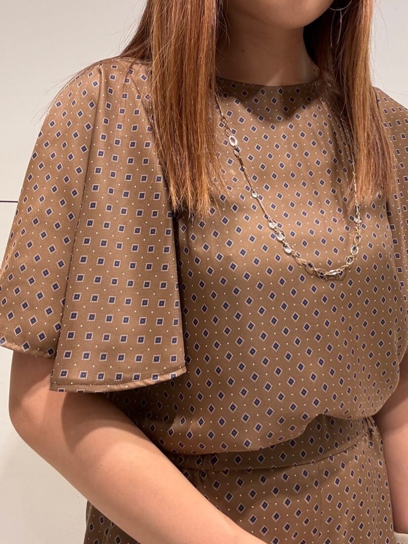 ブラウン系のシャツ/ブラウス、ブラウン系のその他パンツ、ベージュ系のトートバッグを着用したレディースの夏コーディネートの4枚目の写真