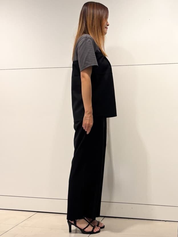 ブラック系のTシャツ/カットソー、ブラック系のその他パンツ、ブラック系のトートバッグを着用したレディースの秋コーディネートの2枚目の写真