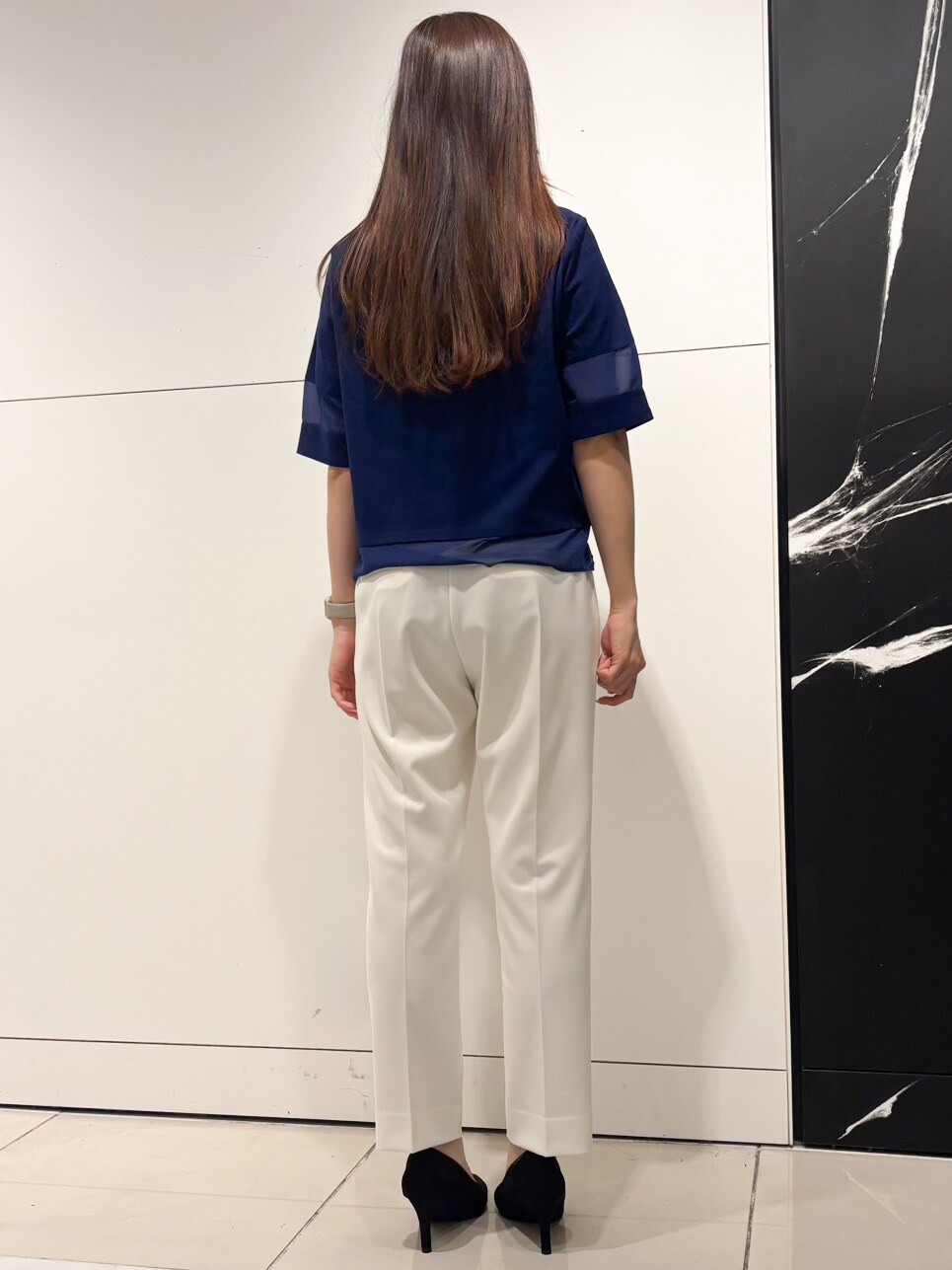ブルー系のTシャツ/カットソー、ホワイト系のその他パンツ、ブラック系のショルダーバッグを着用したレディースの春コーディネートの3枚目の写真