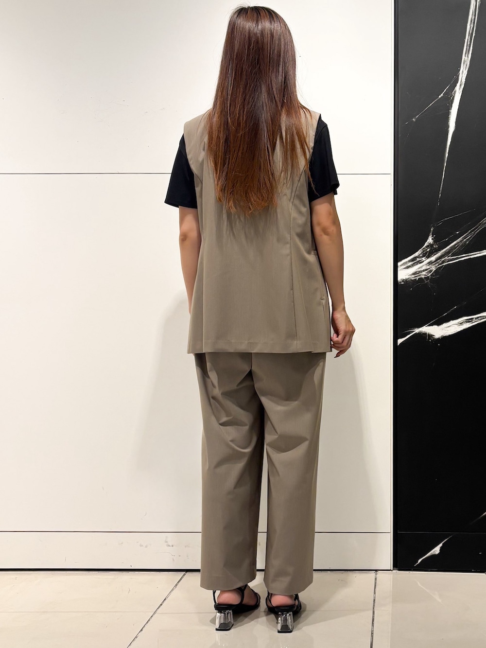 ブラック系のTシャツ/カットソー、ベージュ系のその他パンツ、ブラック系のショルダーバッグを着用したレディースの夏コーディネートの3枚目の写真