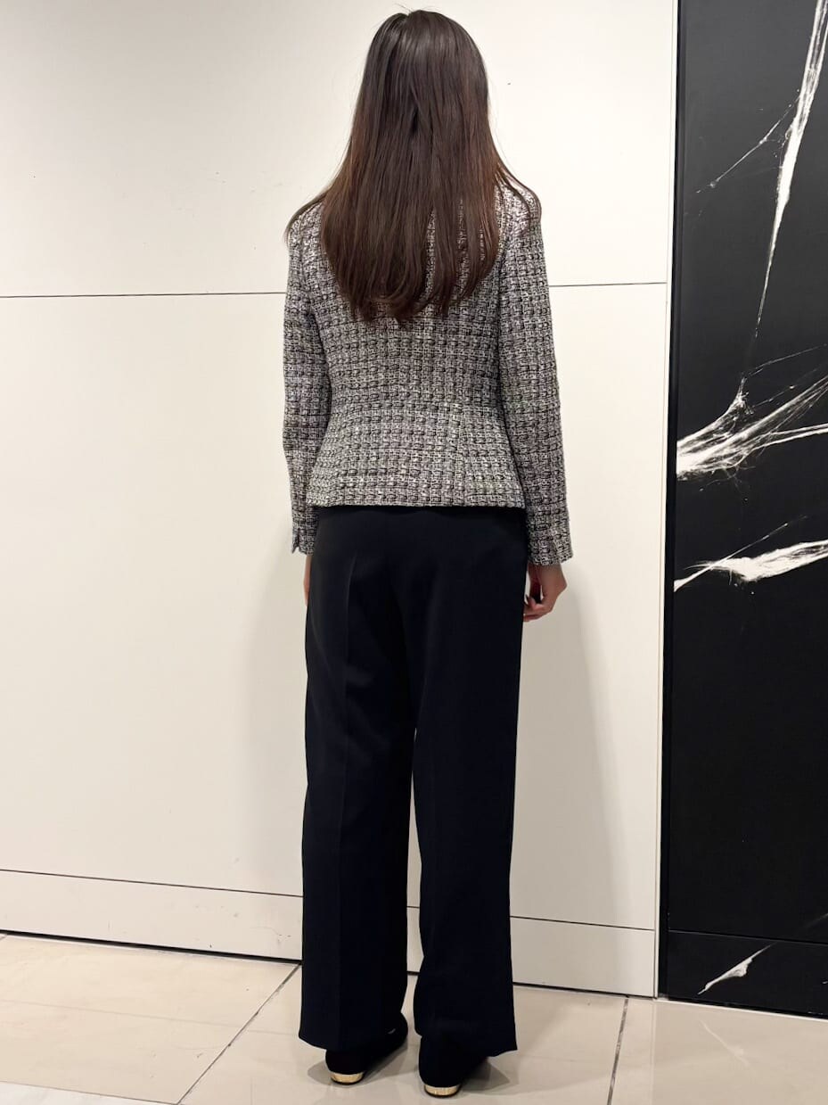 ホワイト系のシャツ/ブラウス、ブラック系のノーカラージャケット、ブラック系のその他パンツを着用したレディースの冬コーディネートの3枚目の写真