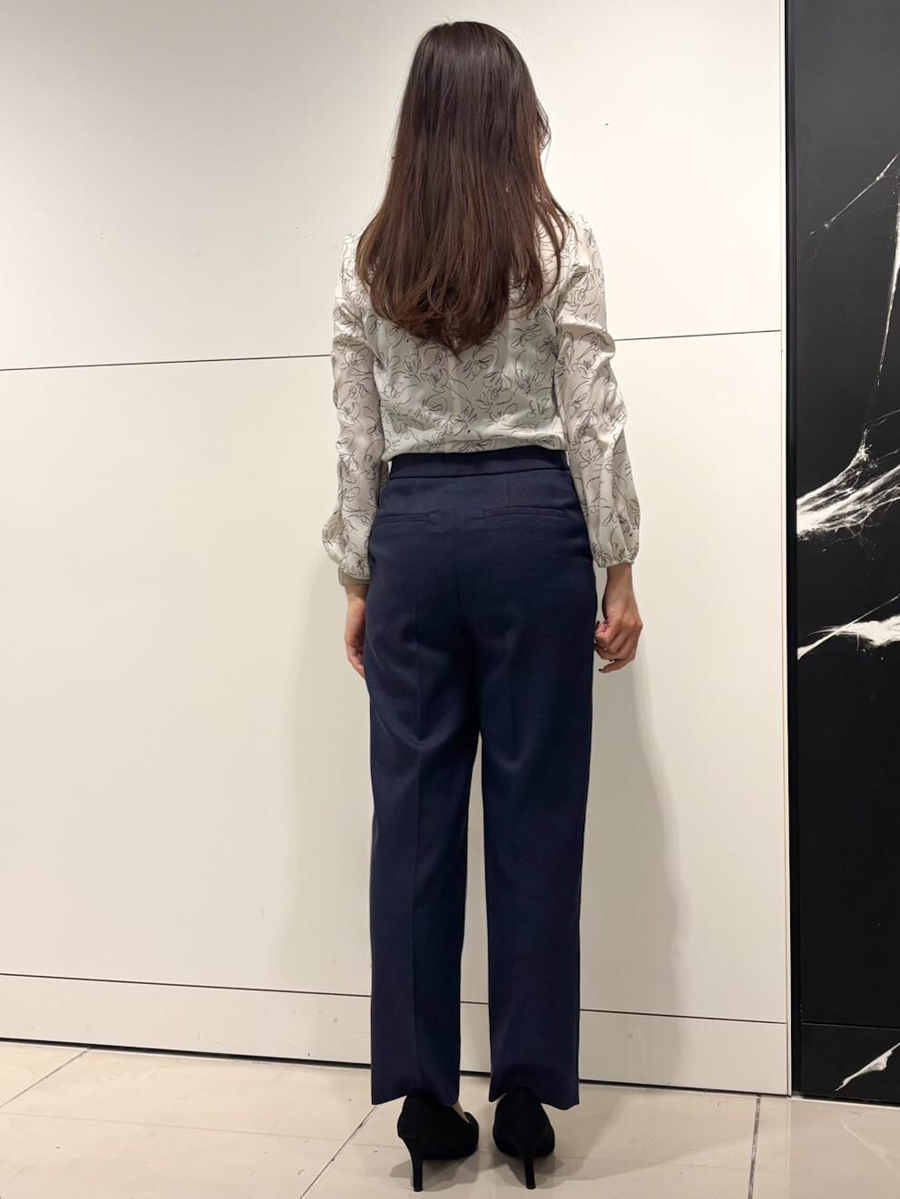 ホワイト系のシャツ/ブラウス、ブルー系のノーカラージャケット、ブルー系のその他パンツを着用したレディースの冬コーディネートの8枚目の写真