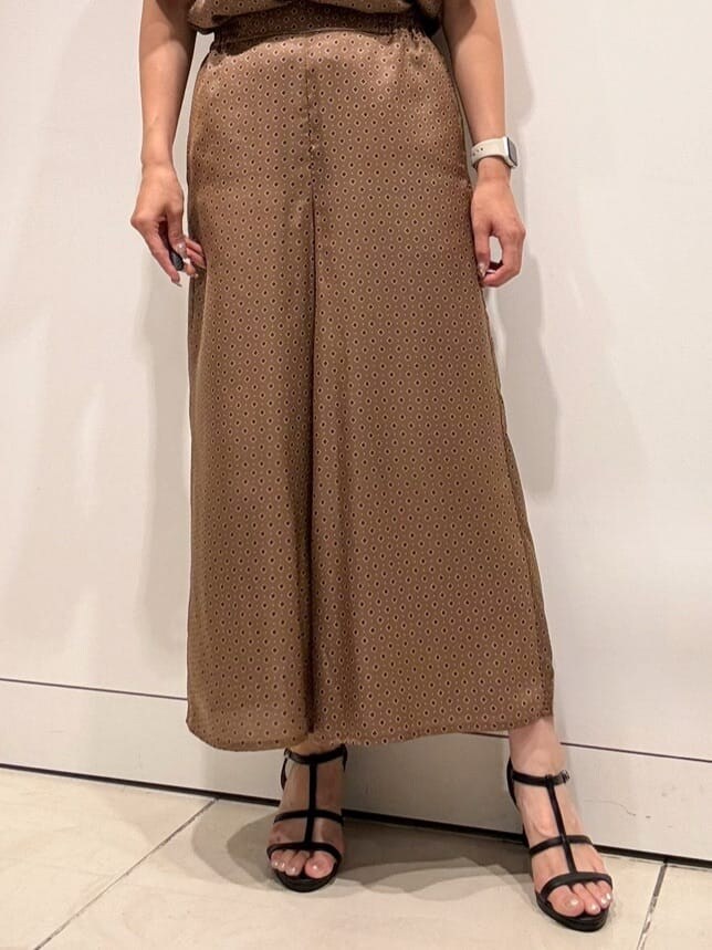 ブラウン系のシャツ/ブラウス、ブラウン系のその他パンツ、ベージュ系のトートバッグを着用したレディースの夏コーディネートの5枚目の写真