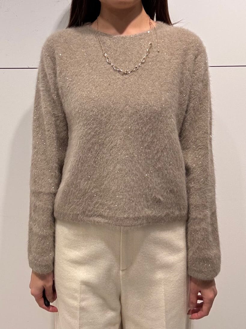 ベージュ系のニット/セーター、ホワイト系のその他パンツ、ベージュ系のショルダーバッグを着用したレディースの冬コーディネートの4枚目の写真