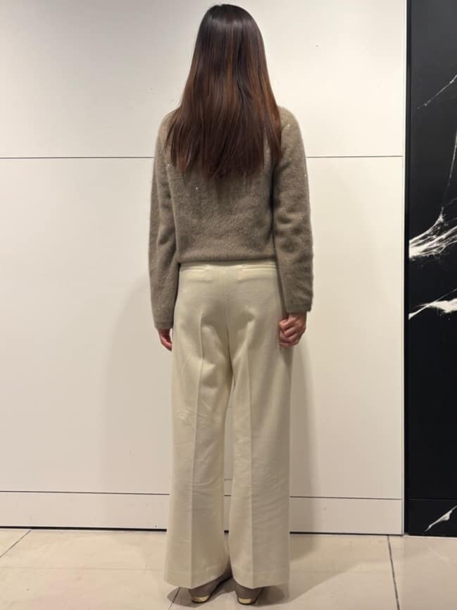 ベージュ系のニット/セーター、ベージュ系のショルダーバッグ、ホワイト系のその他パンツを着用したレディースの冬コーディネートの8枚目の写真