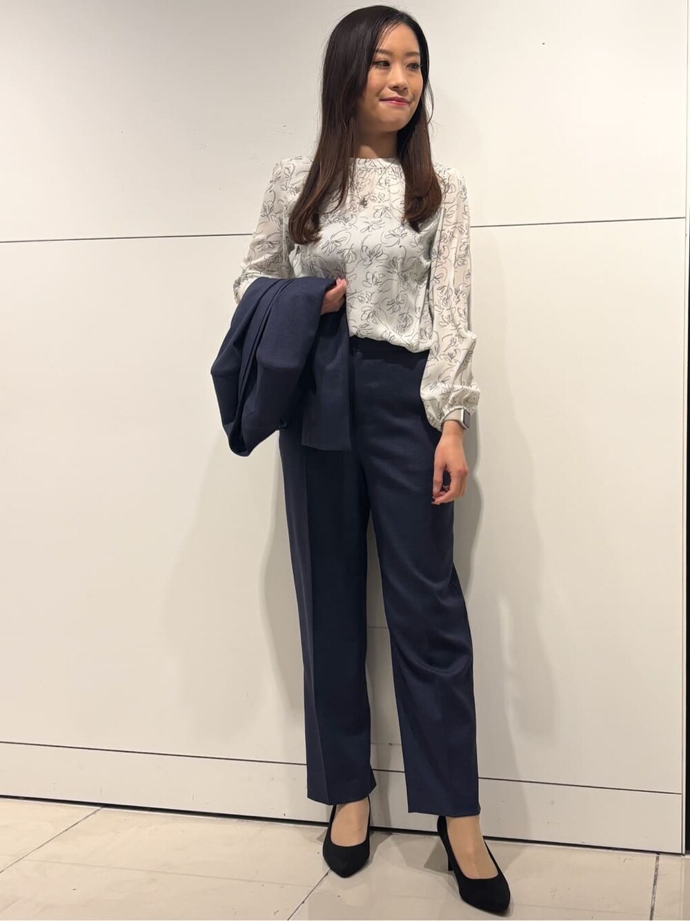 ホワイト系のシャツ/ブラウス、ブルー系のノーカラージャケット、ブルー系のその他パンツを着用したレディースの冬コーディネートの6枚目の写真