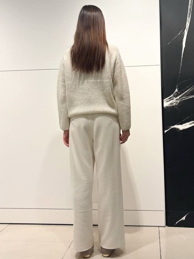 ホワイト系のニット/セーター、ホワイト系のその他パンツ、ブラウン系のダウンジャケット/コートを着用したレディースの冬コーディネートの6枚目の写真