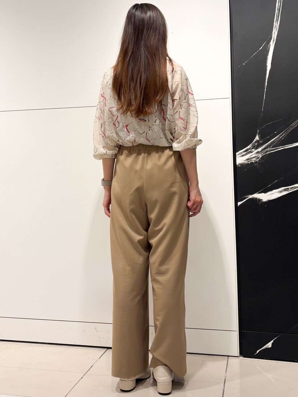 ホワイト系のシャツ/ブラウス、ベージュ系のその他パンツ、ホワイト系のショルダーバッグを着用したレディースの春コーディネートの3枚目の写真