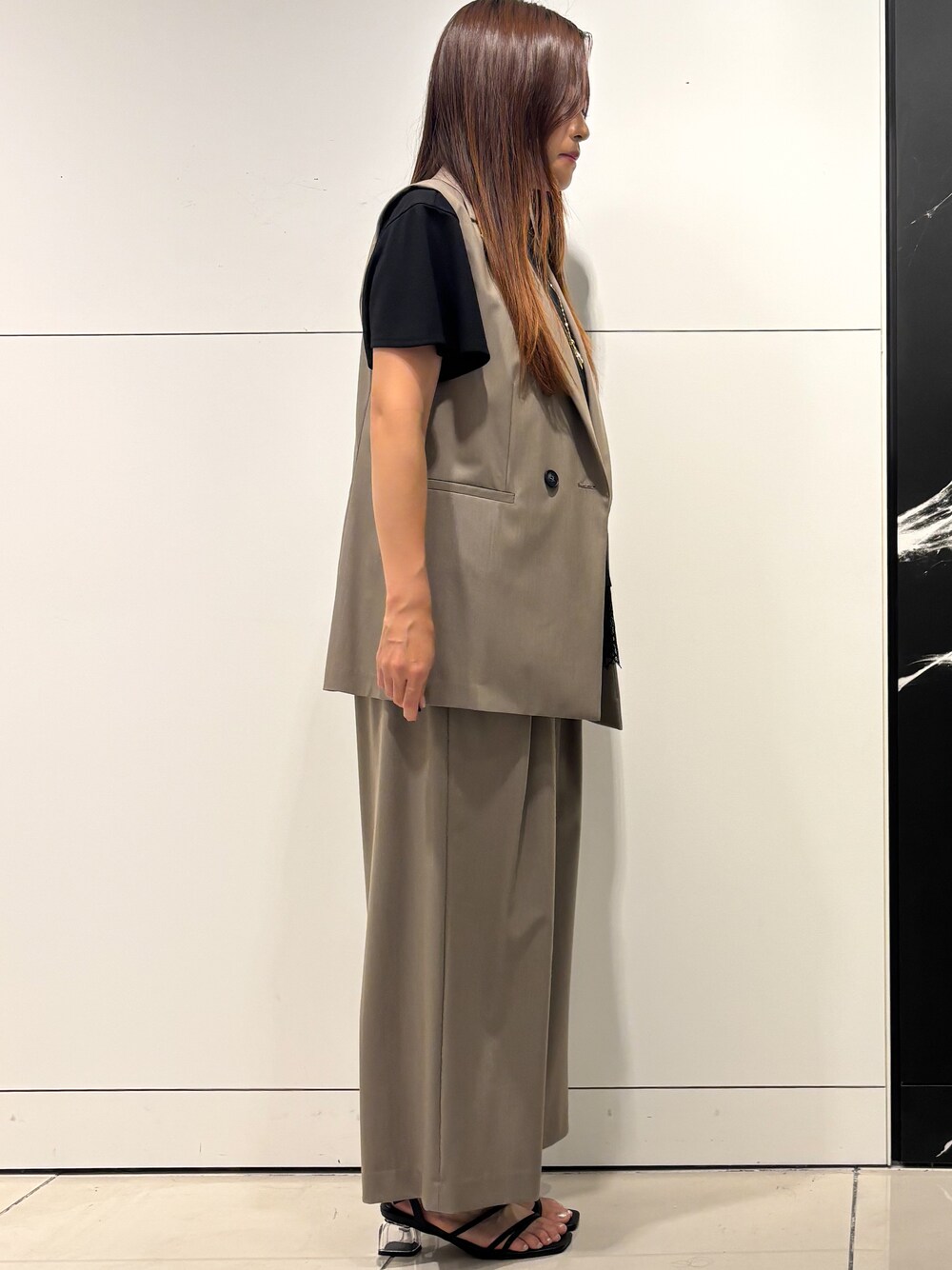 ブラック系のTシャツ/カットソー、ベージュ系のその他パンツ、ブラック系のショルダーバッグを着用したレディースの夏コーディネートの2枚目の写真