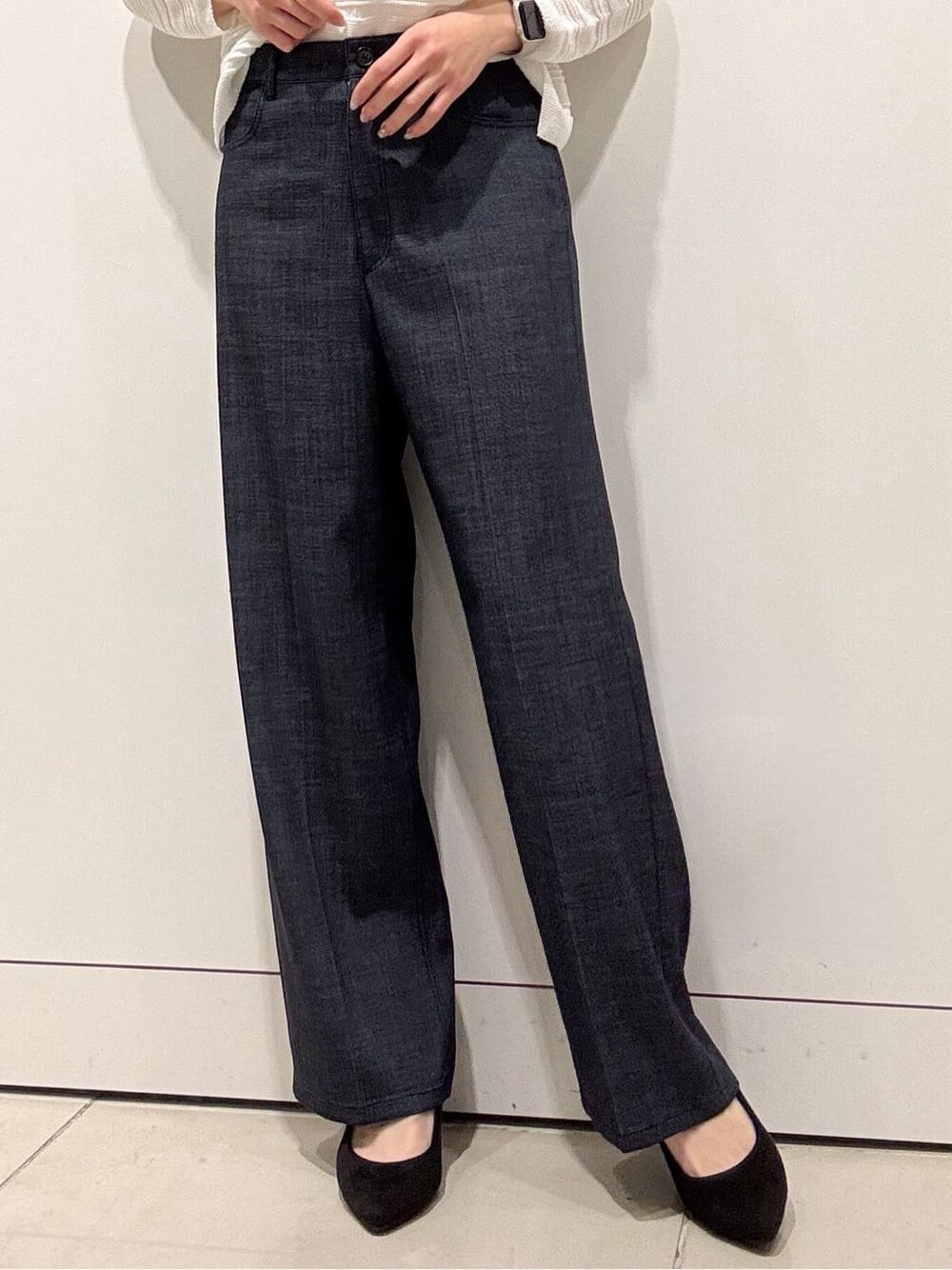 ホワイト系のニット/セーター、ブルー系のその他パンツ、ブルー系のショルダーバッグを着用したレディースの春コーディネートの4枚目の写真