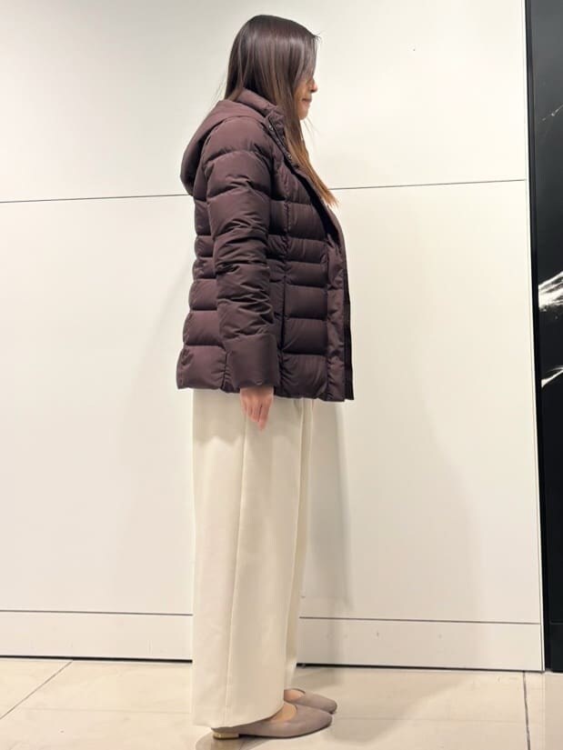 ホワイト系のニット/セーター、ホワイト系のその他パンツ、ブラウン系のダウンジャケット/コートを着用したレディースの冬コーディネートの2枚目の写真