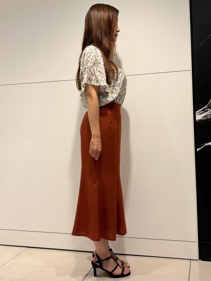 ホワイト系のショルダーバッグを着用したレディースの夏コーディネートの2枚目の写真