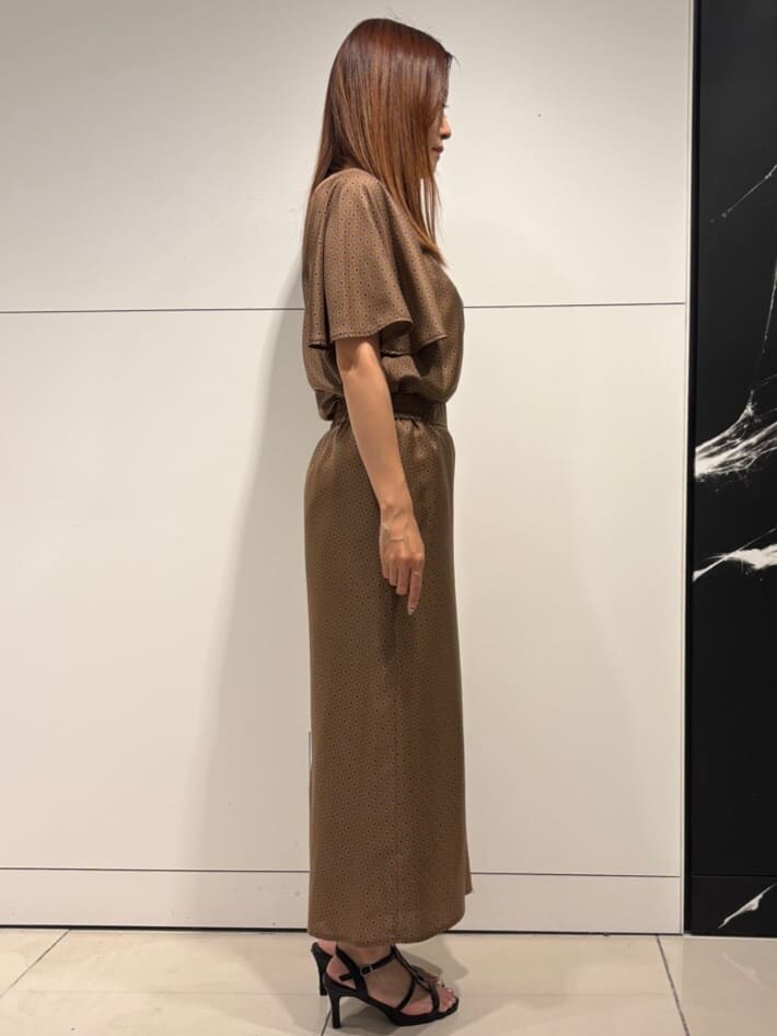 ブラウン系のシャツ/ブラウス、ブラウン系のその他パンツ、ベージュ系のトートバッグを着用したレディースの夏コーディネートの2枚目の写真
