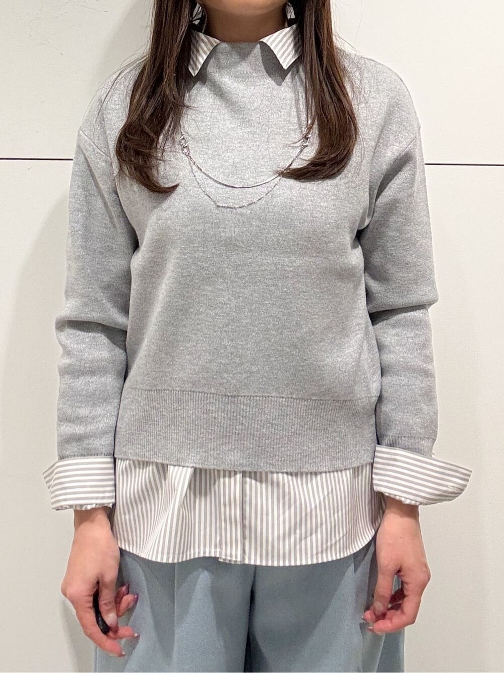 グレー系のニット/セーター、グレー系のシャツ/ブラウス、ブルー系のその他パンツを着用したレディースの冬コーディネートの4枚目の写真