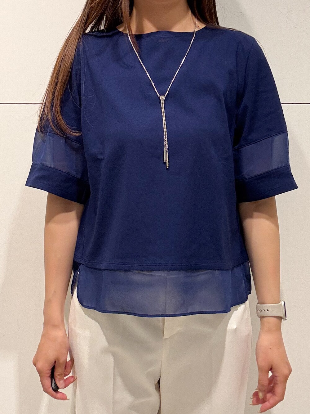 ブルー系のTシャツ/カットソー、ホワイト系のその他パンツ、ブラック系のショルダーバッグを着用したレディースの春コーディネートの5枚目の写真