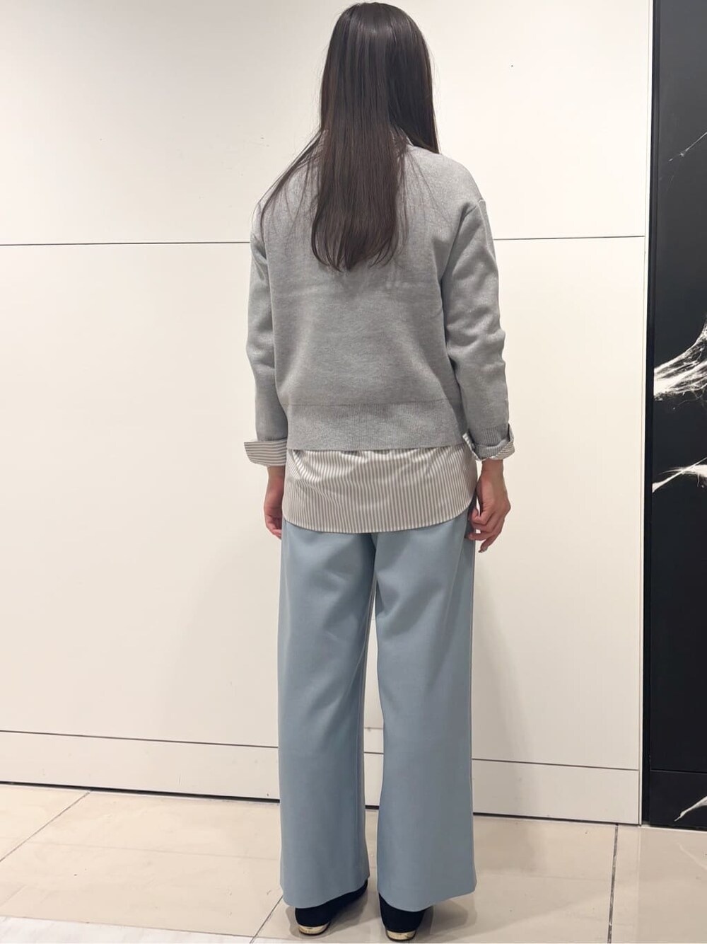 グレー系のニット/セーター、グレー系のシャツ/ブラウス、ブルー系のその他パンツを着用したレディースの冬コーディネートの3枚目の写真