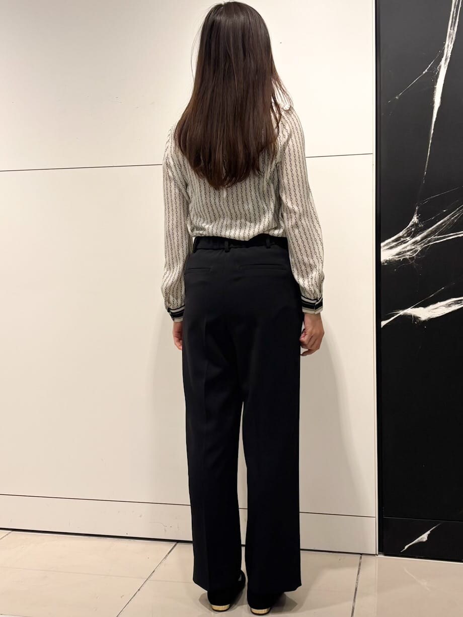 ホワイト系のシャツ/ブラウス、ブラック系のテーラードジャケット、ブラック系のその他パンツを着用したレディースの冬コーディネートの7枚目の写真
