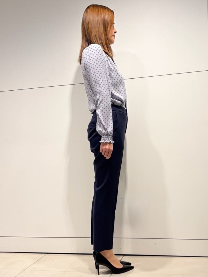 ブルー系のテーラードジャケット、ブルー系のその他パンツ、ブルー系のシャツ/ブラウスを着用したレディースの冬コーディネートの5枚目の写真