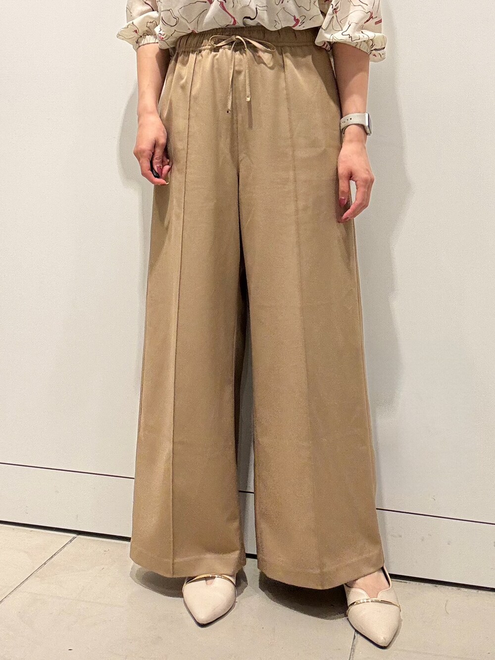 ホワイト系のシャツ/ブラウス、ベージュ系のその他パンツ、ホワイト系のショルダーバッグを着用したレディースの春コーディネートの4枚目の写真