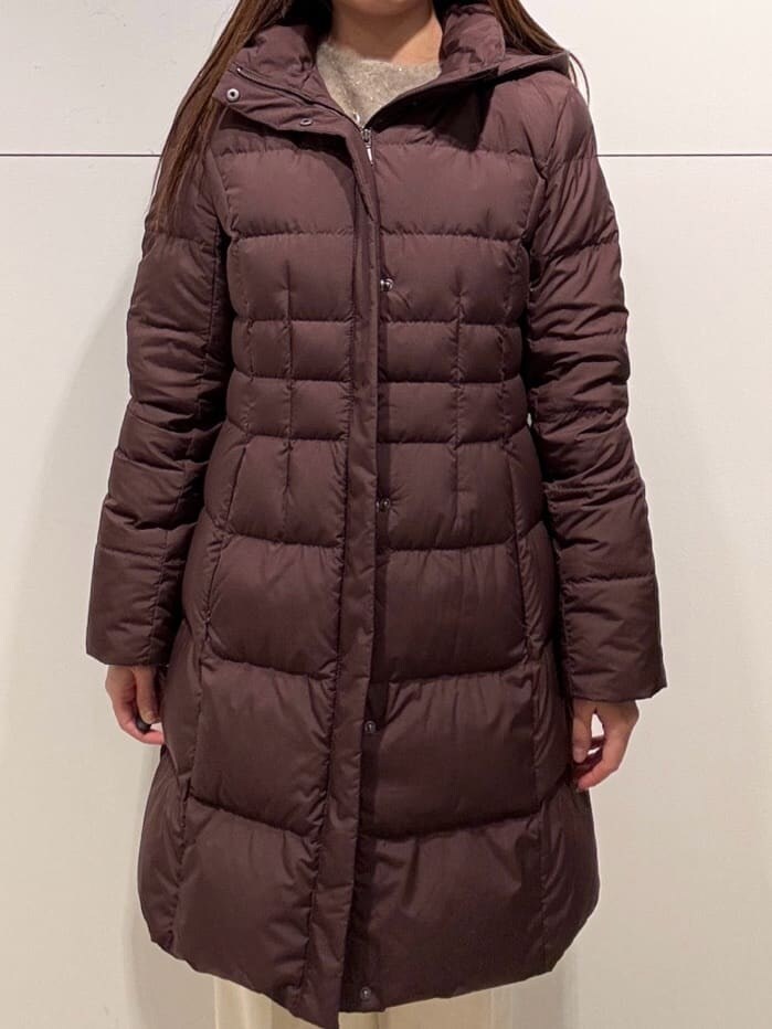 ベージュ系のニット/セーター、ベージュ系のショルダーバッグ、ホワイト系のその他パンツを着用したレディースの冬コーディネートの4枚目の写真