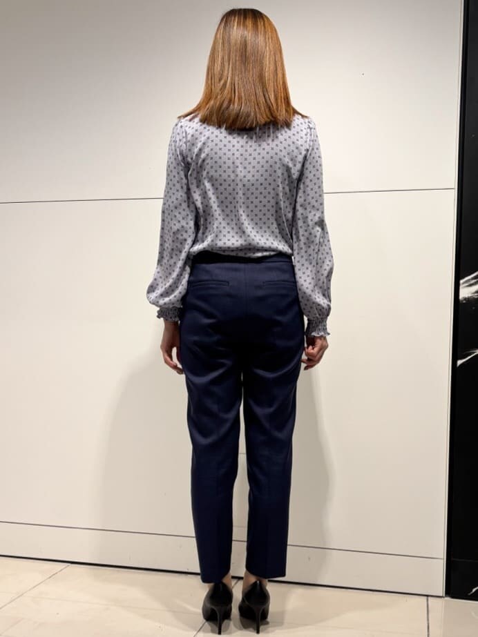 ブルー系のテーラードジャケット、ブルー系のその他パンツ、ブルー系のシャツ/ブラウスを着用したレディースの冬コーディネートの6枚目の写真