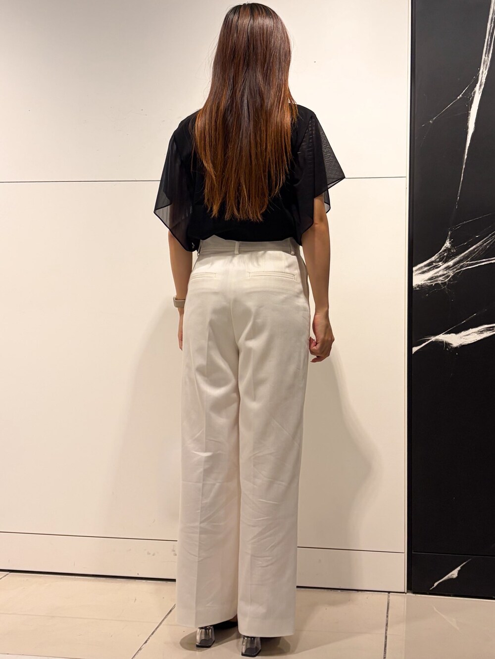 ブラック系のTシャツ/カットソー、ホワイト系のその他パンツ、ブラック系のショルダーバッグを着用したレディースの夏コーディネートの3枚目の写真