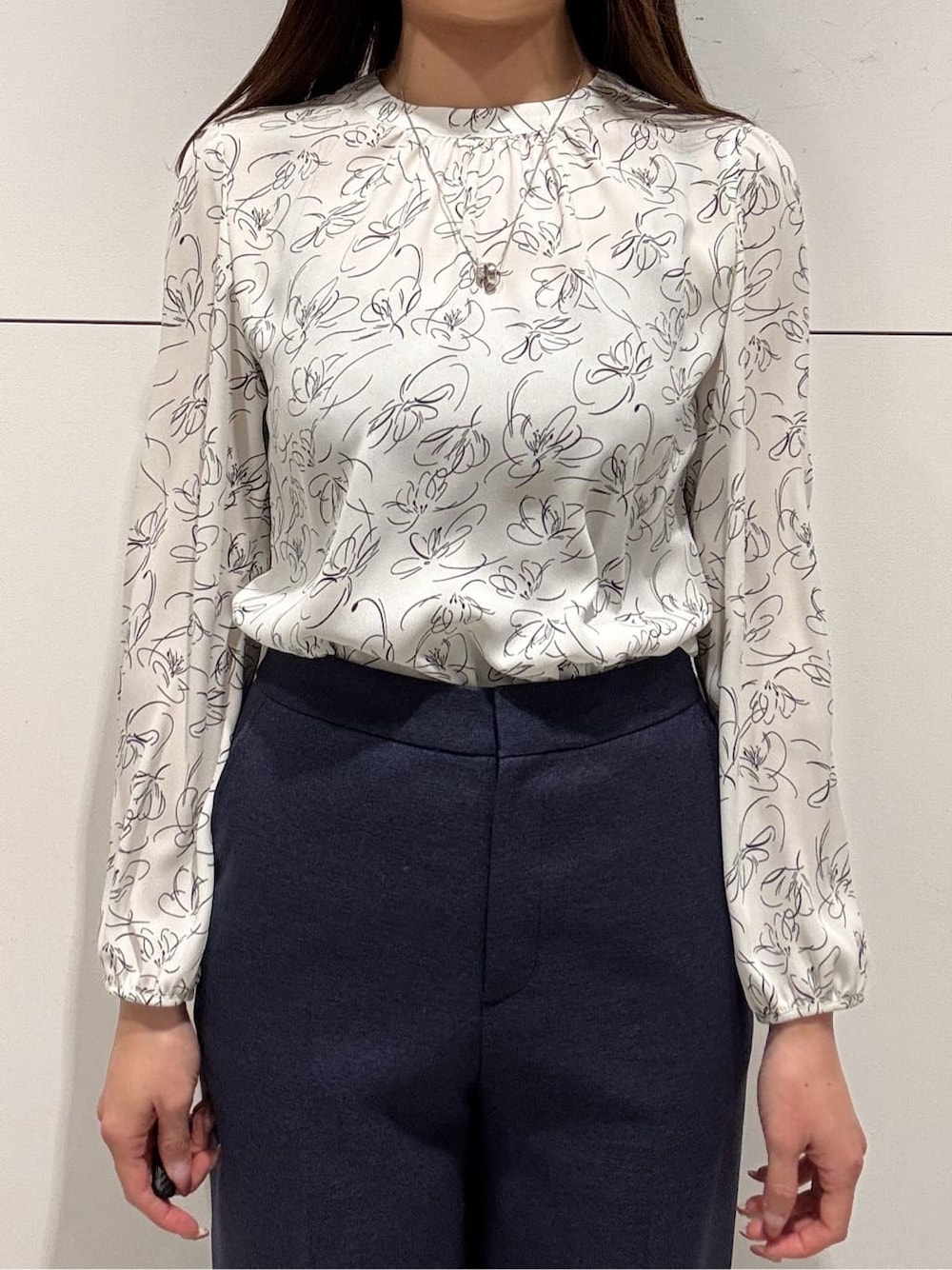 ホワイト系のシャツ/ブラウス、ブルー系のその他パンツ、シルバー系のネックレスを着用したレディースの冬コーディネートの4枚目の写真