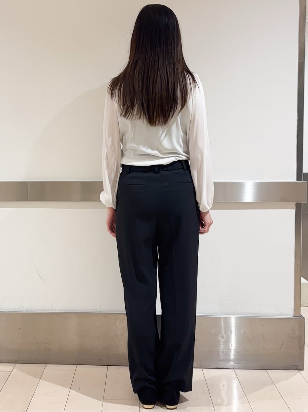 ホワイト系のシャツ/ブラウス、ブラック系のベスト、ブラック系のその他パンツを着用したレディースの冬コーディネートの8枚目の写真