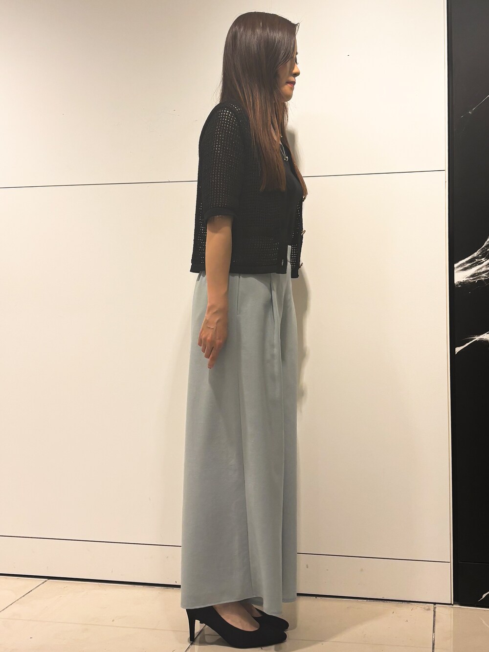 ブラック系のカーディガン/ボレロ、ブラック系のタンクトップ、ブルー系のその他パンツを着用したレディースの春コーディネートの2枚目の写真