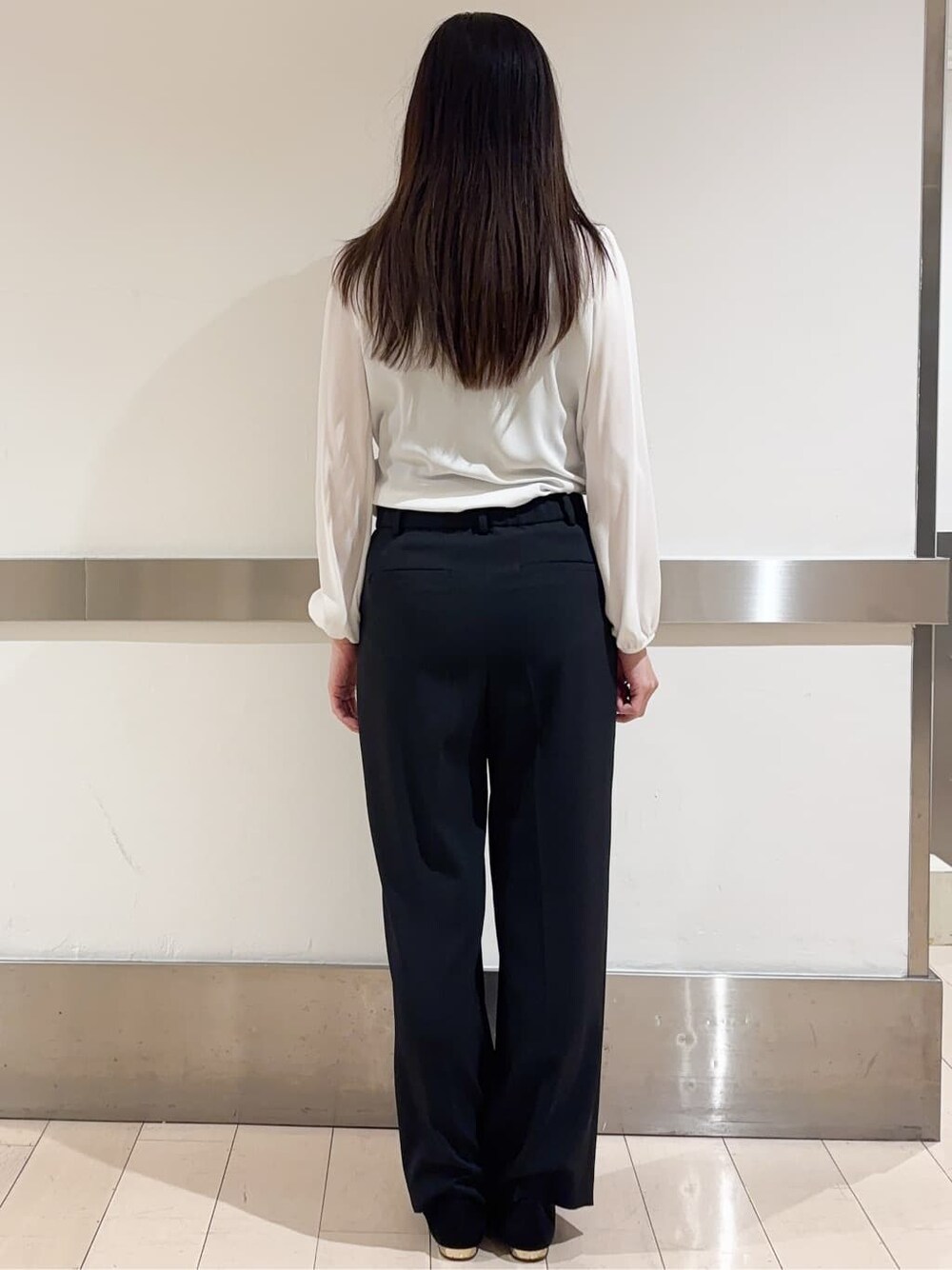 ホワイト系のシャツ/ブラウス、ブラック系のノーカラージャケット、ブラック系のその他パンツを着用したレディースの冬コーディネートの8枚目の写真