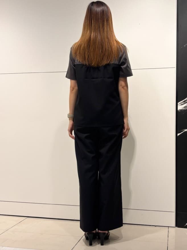 ブラック系のTシャツ/カットソー、ブラック系のその他パンツ、ブラック系のトートバッグを着用したレディースの秋コーディネートの3枚目の写真