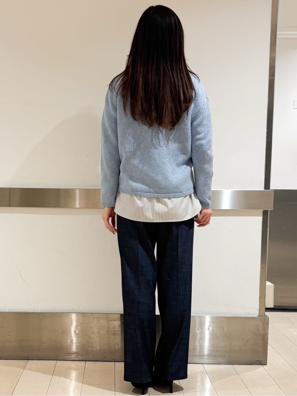 ブルー系のその他パンツ、ブルー系のニット/セーター、グレー系のシャツ/ブラウスを着用したレディースの冬コーディネートの3枚目の写真