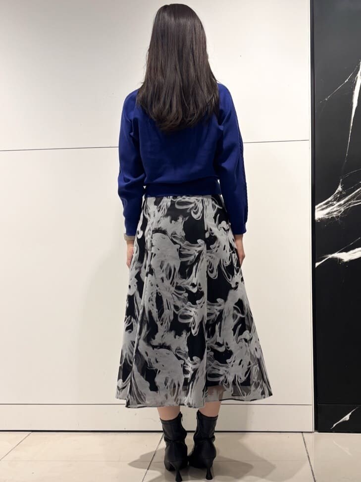 グレー系のスカート、シルバー系のネックレスを着用したレディースの冬コーディネートの3枚目の写真