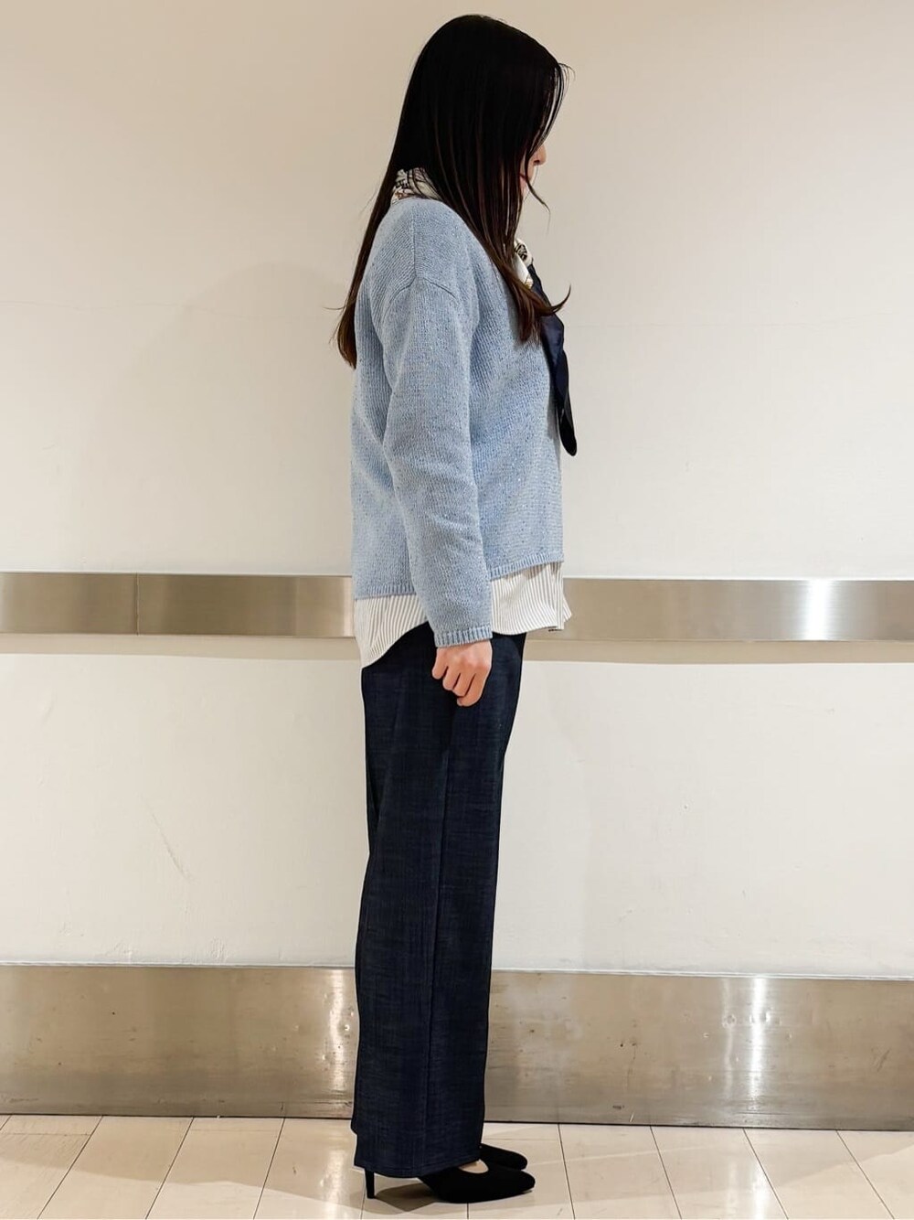 ブルー系のその他パンツ、ブルー系のニット/セーター、グレー系のシャツ/ブラウスを着用したレディースの冬コーディネートの2枚目の写真