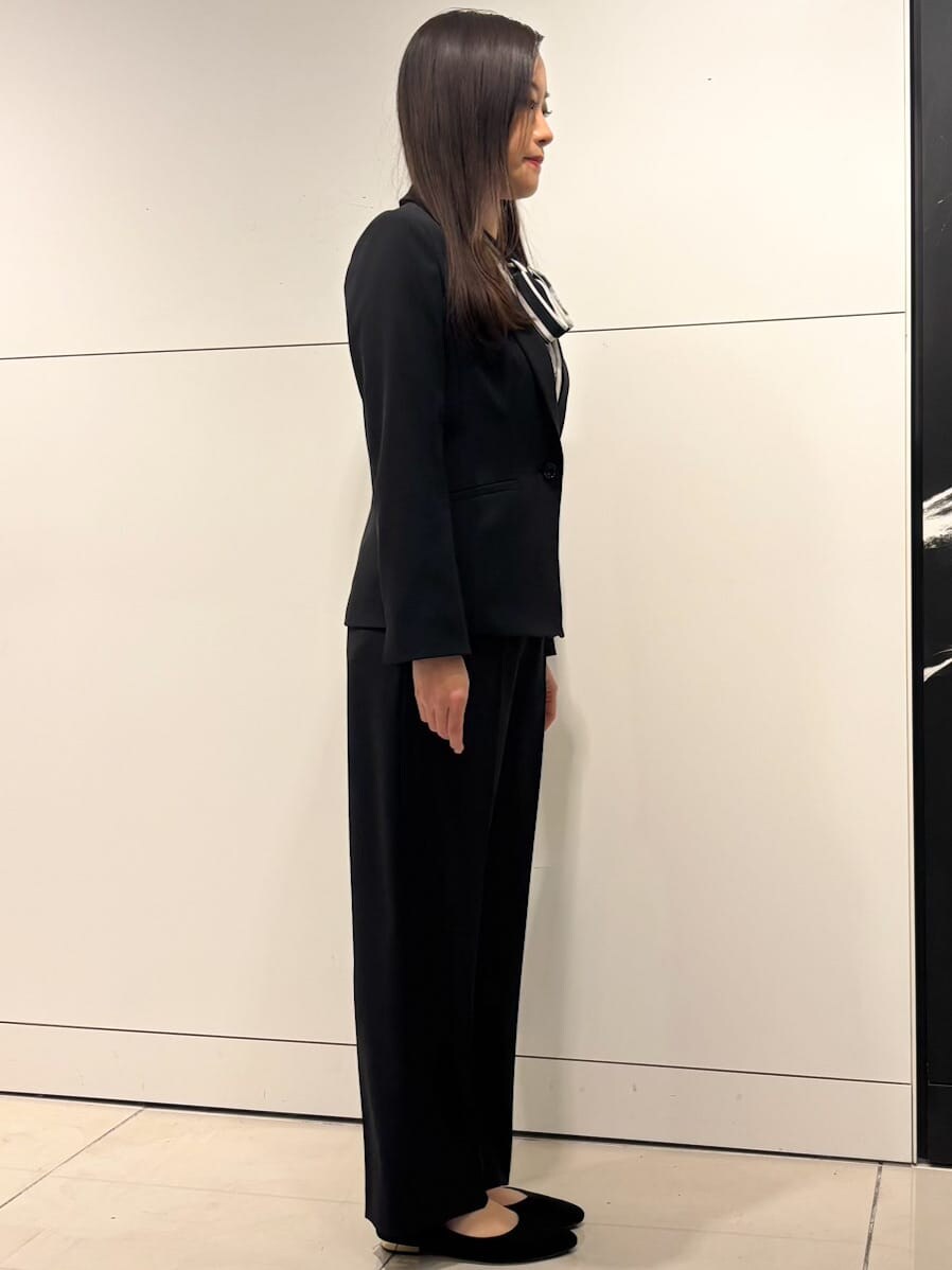 ホワイト系のシャツ/ブラウス、ブラック系のテーラードジャケット、ブラック系のその他パンツを着用したレディースの冬コーディネートの2枚目の写真