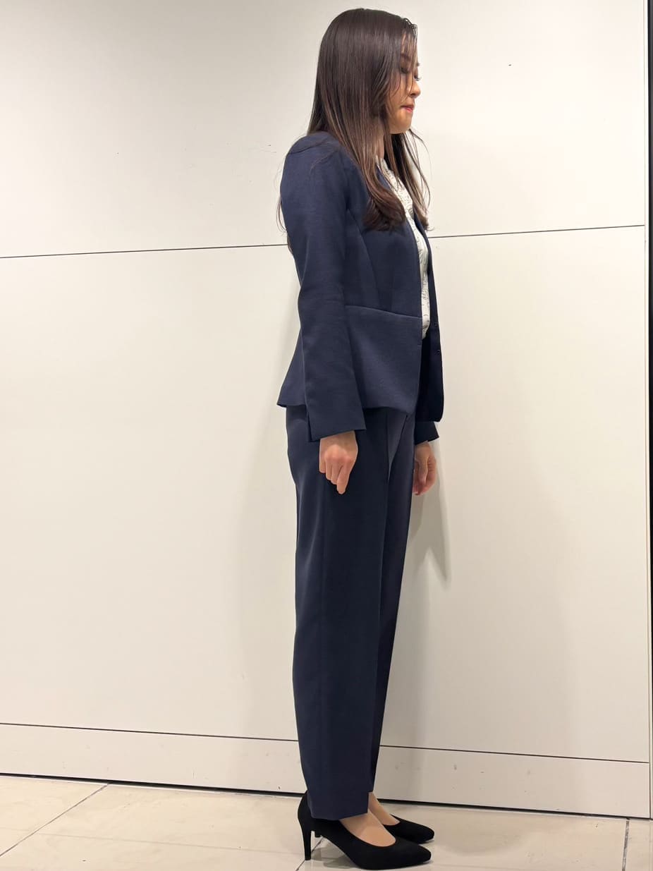 ホワイト系のシャツ/ブラウス、ブルー系のノーカラージャケット、ブルー系のその他パンツを着用したレディースの冬コーディネートの2枚目の写真