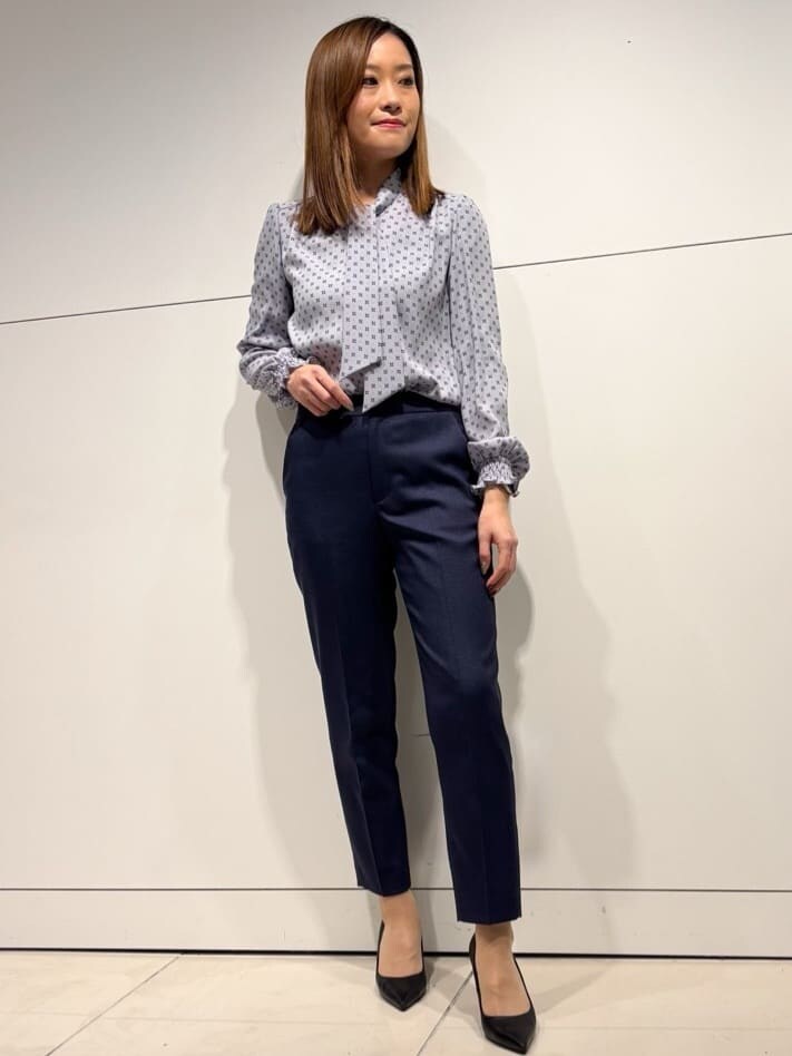 ブルー系のテーラードジャケット、ブルー系のその他パンツ、ブルー系のシャツ/ブラウスを着用したレディースの冬コーディネートの4枚目の写真
