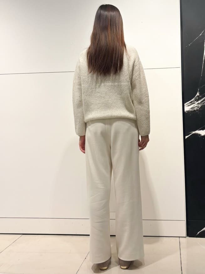 ブラウン系のトートバッグ、ホワイト系のニット/セーター、ホワイト系のその他パンツを着用したレディースの冬コーディネートの3枚目の写真